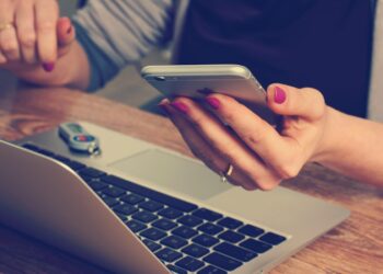 The Power of Silence: How Nonverbal Cues Can Transform Your Communication Style