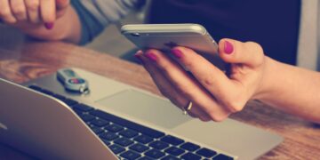 The Power of Silence: How Nonverbal Cues Can Transform Your Communication Style